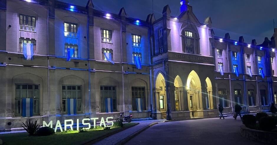 Fachada iluminada del Colegio Nuestra Señora de Luján Hermanos Maristas